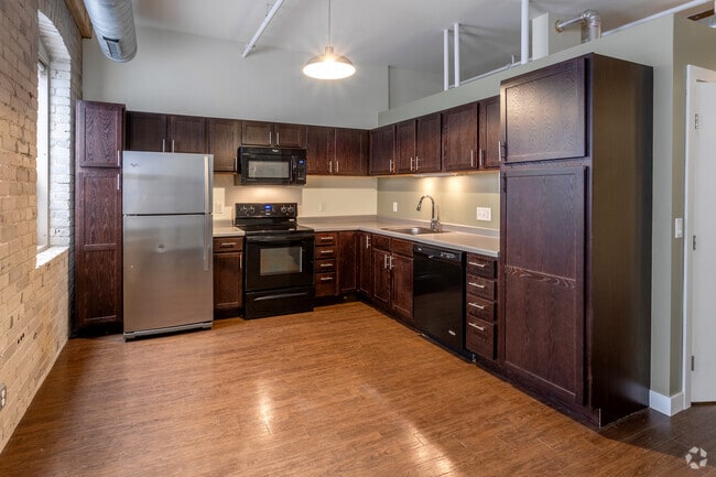 1BR, 1BA - 559SF - Kitchen - La Pompadour Apartments