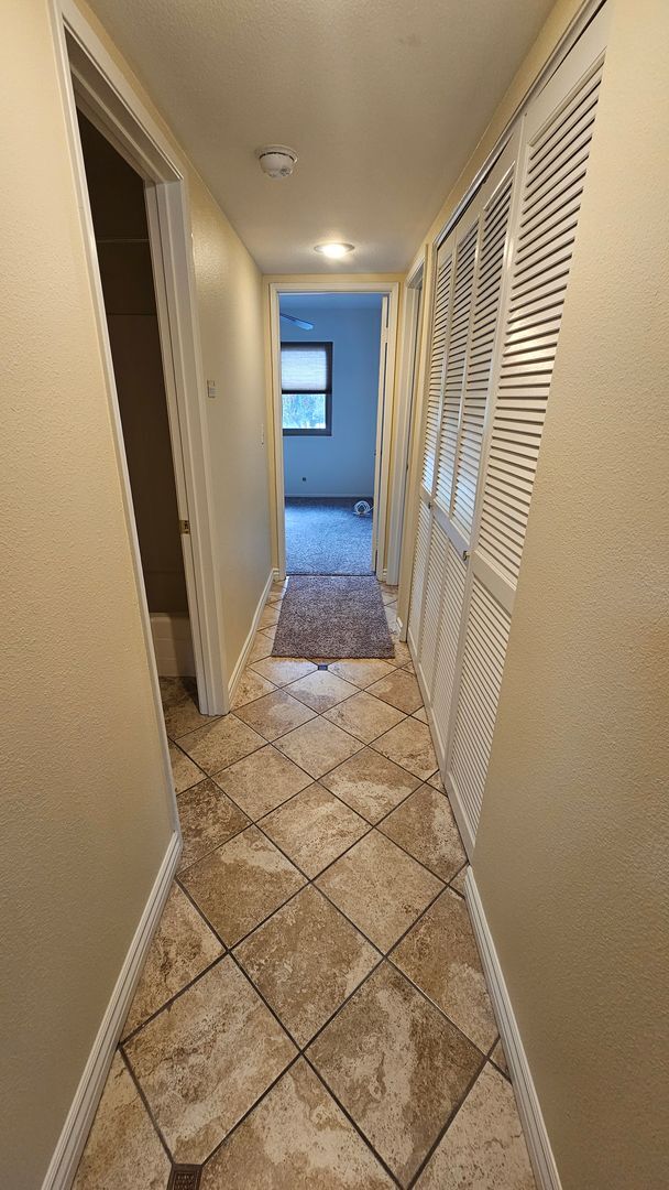 Building Photo - Centrally Located Simi 2 Bed 2 Bath Condo....