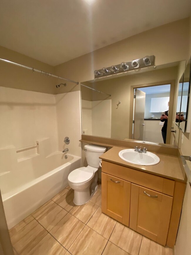 Building Photo - 1 Bed 1 Bath Condo in Seattle - Includes P...