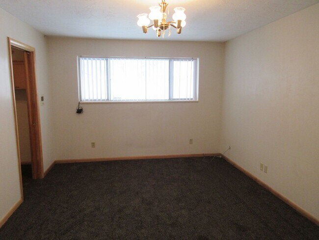 Building Photo - Spacious single level home with a retro feel - you must see!