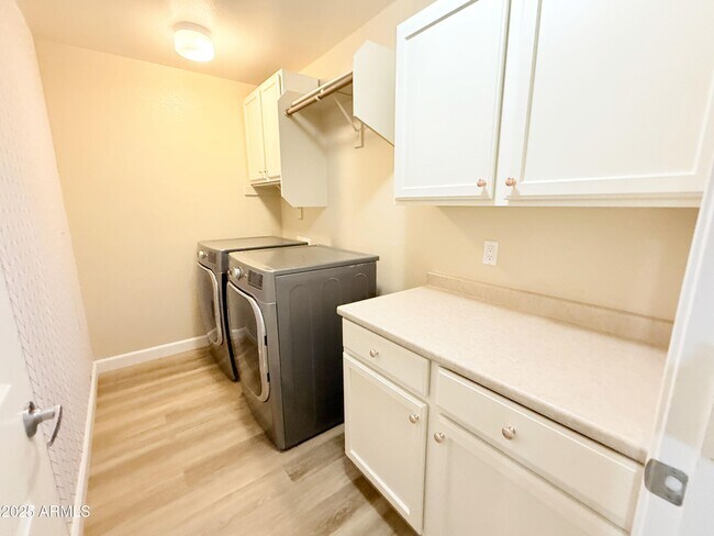 Building Photo - 1432 S Apache Dr