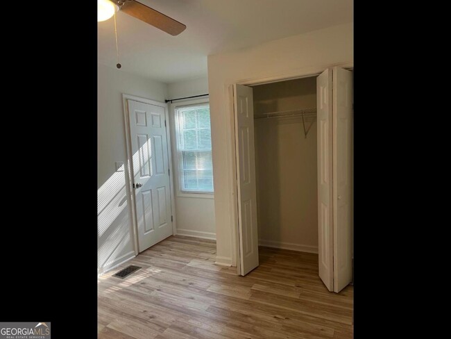 Building Photo - 572 Lancelot Dr