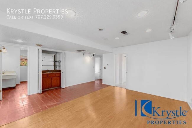 Building Photo - Stunning upper-level apartment located in ...