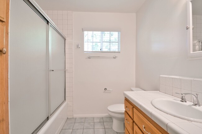 Building Photo - Spacious Four Bedroom Home in Manhattan Be...