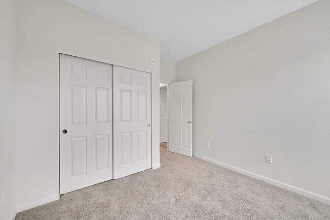Building Photo - $2,250 - 2 Bed,1 Bath, Updated townhome in...