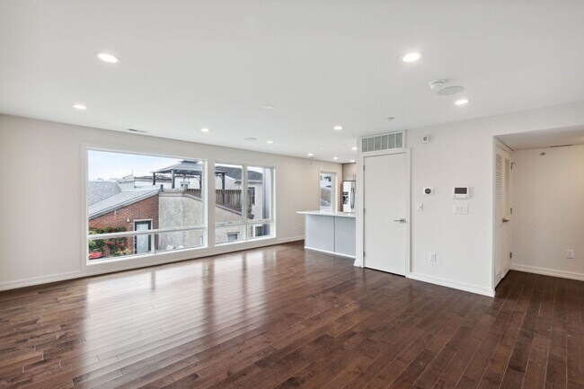 Building Photo - Luxury 2BD/2BA| Bella Vista Apartment