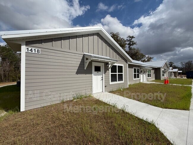 Building Photo - 1418 SE Magnolia Loop