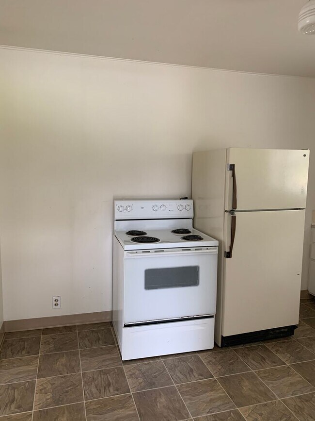 Building Photo - 2 Bedroom ~ 1 bath Cottage near Campus in serene setting