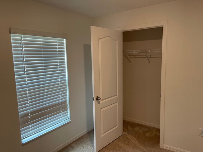 Building Photo - Like new 5/3/2 with screened in porch and much more...