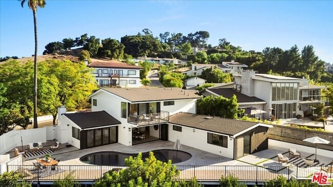 Building Photo - 15655 Castlewoods Dr