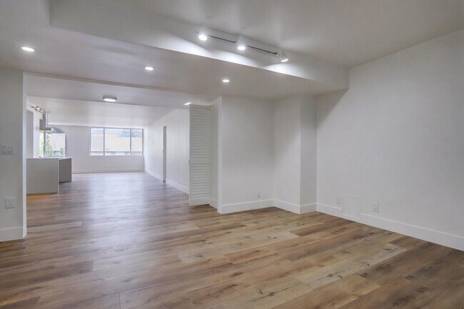 Building Photo - 435 N Oakhurst Dr