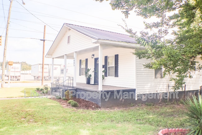 Building Photo - 1005 6th Pl