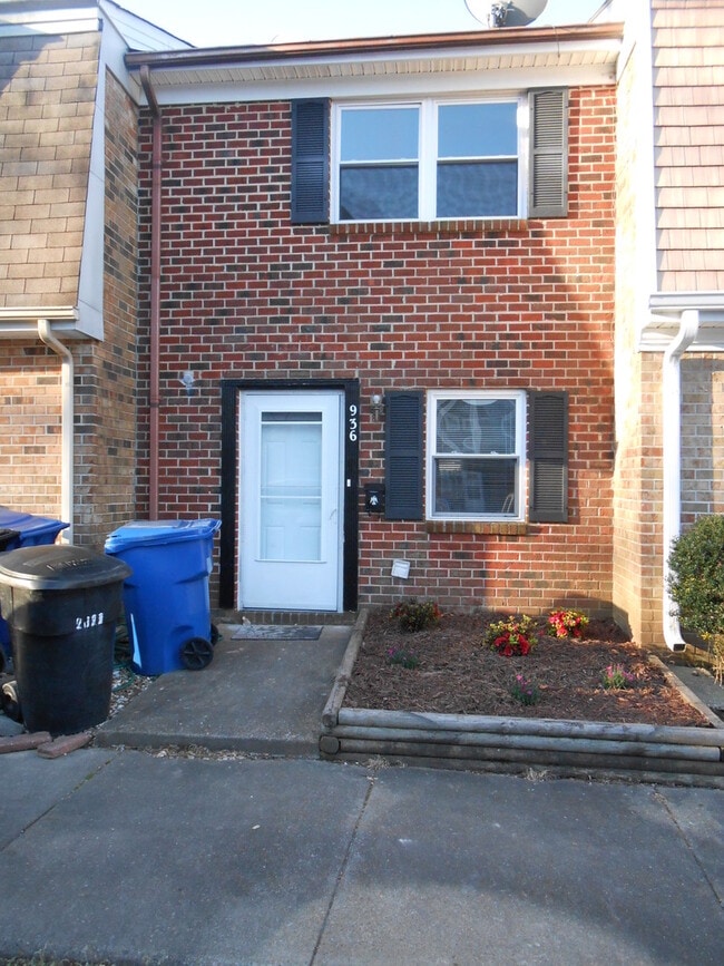 Building Photo - 936 Maryland Ave