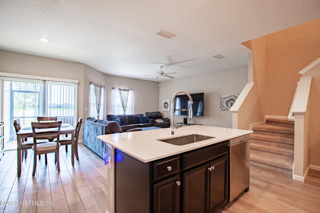 Building Photo - 10377 Benson Lake Dr
