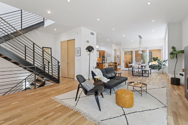 Building Photo - Spacious 5-Bed / 4-Bath home in LoHi for rent