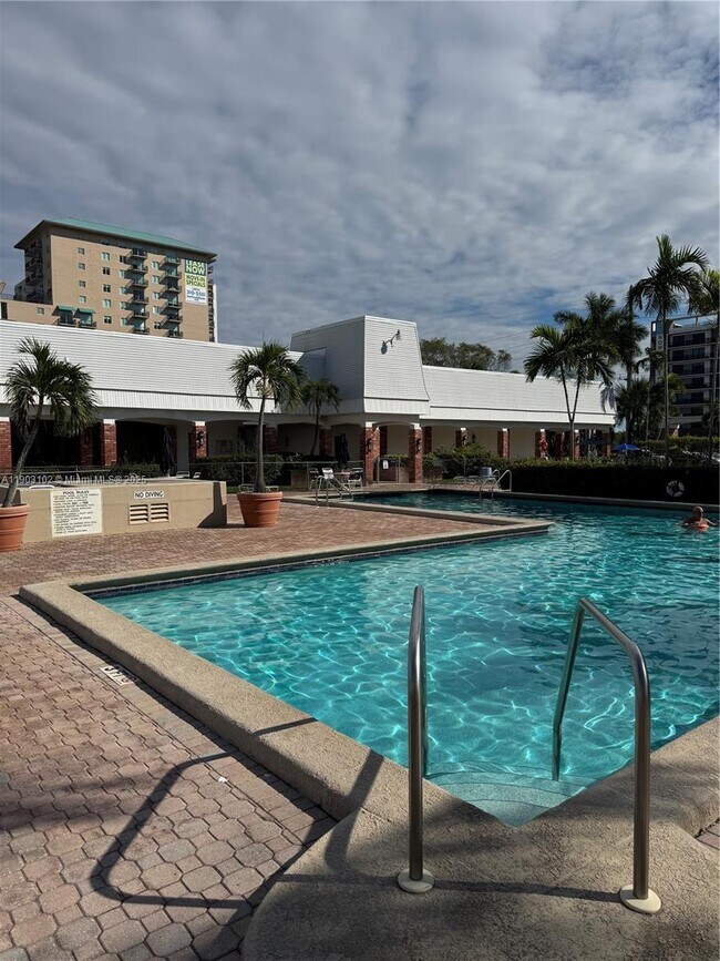 Building Photo - 505 E Dania Beach Blvd