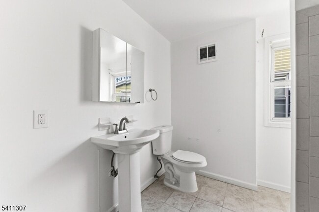 Building Photo - 467-469 Summer Avenue Unit 2