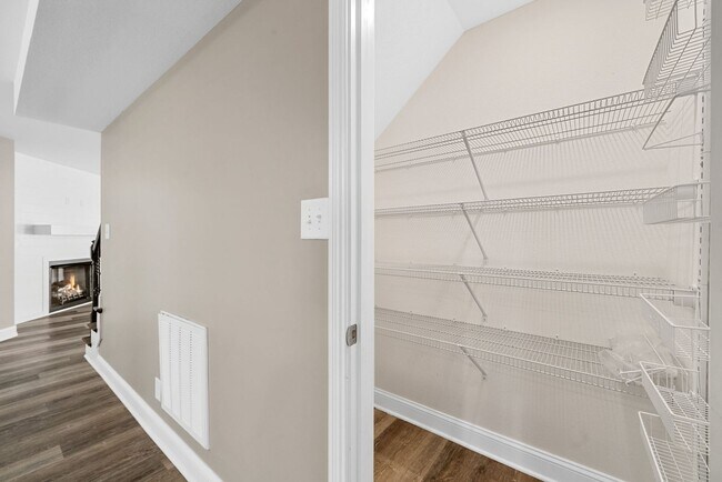 Building Photo - Pet Friendly Five Bedroom!