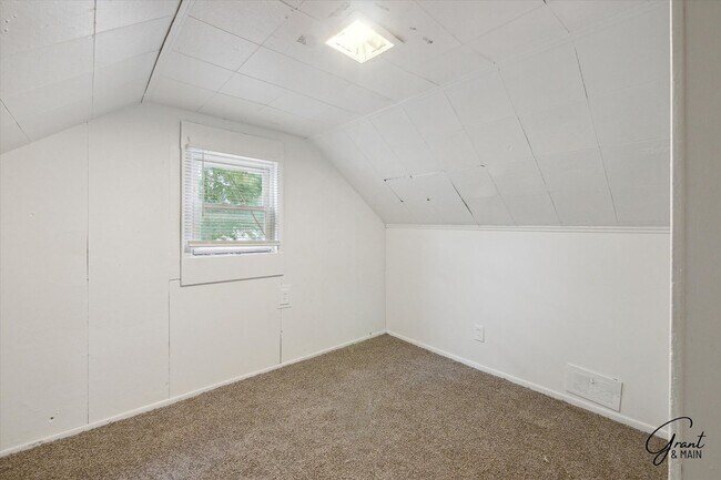 Building Photo - $1200 Warren bungalow
