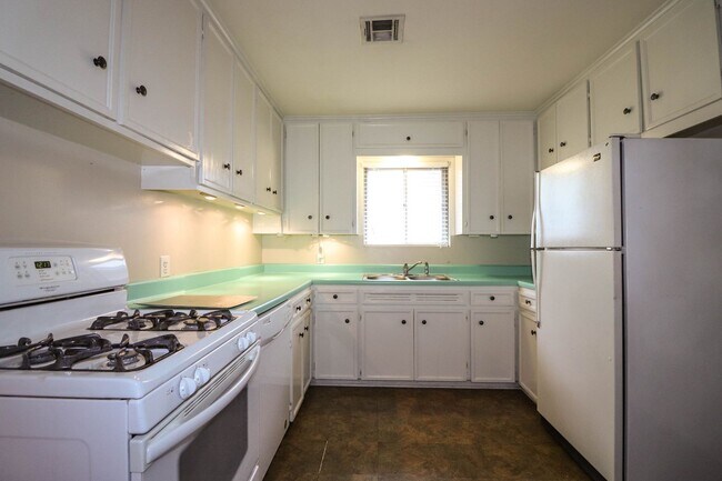 Building Photo - Darling 3 Bedroom With Hardwood Floors!