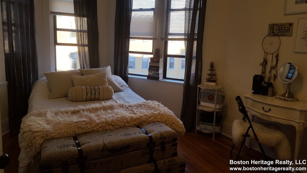 Building Photo - 54 Burbank St