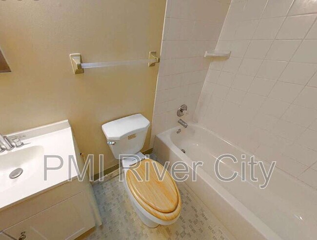 Building Photo - 7819 Lisa Dr E