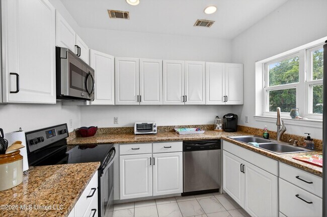 Building Photo - 153 Markham Dr