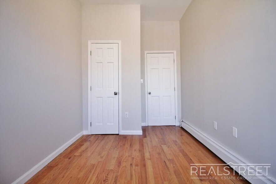 Building Photo - Renovated 3 BR with W/D! in Bed Stuy Townhouse