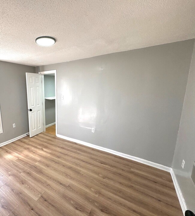 Building Photo - 329 N College St