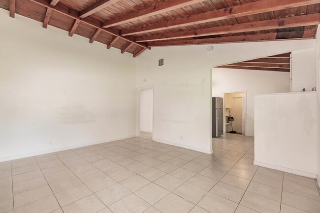 Building Photo - TWO BEDROOM CHARMER IN WEST PALM BEACH