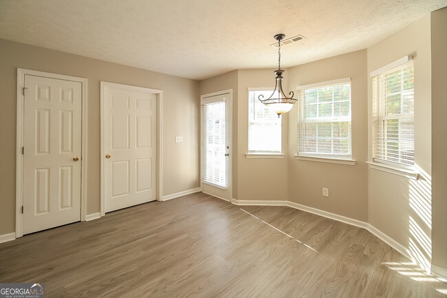 Building Photo - 7 Mineral Springs Ct