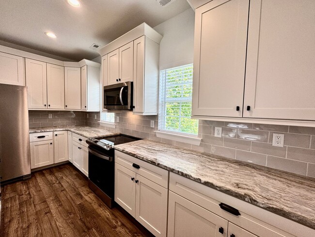Building Photo - Practically New & Available May 1st! Luxur...