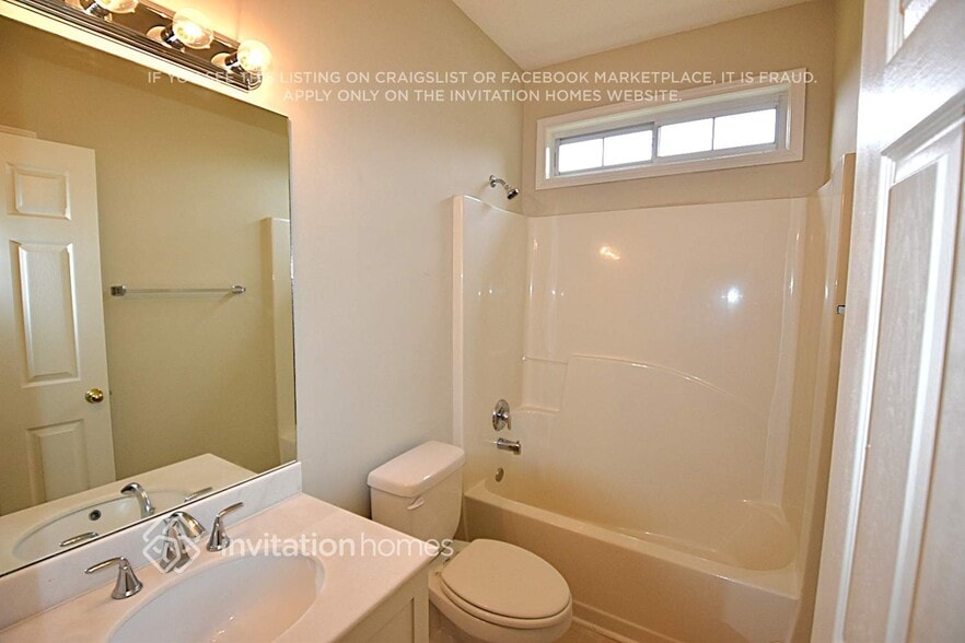 Building Photo - 960 Soaring Dr NE