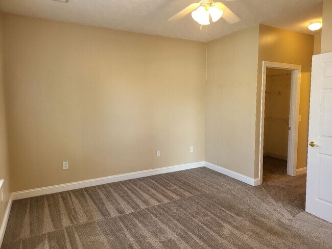 Building Photo - 119 Fountain Pointe Ln