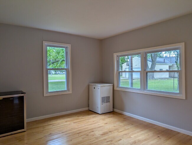 Building Photo - Beautiful 5 Bedroom 2 Bathroom Neenah Lake Home