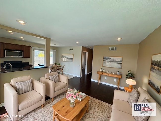 Building Photo - 2 Bed, 1 Bath Condo with a view of the hills!