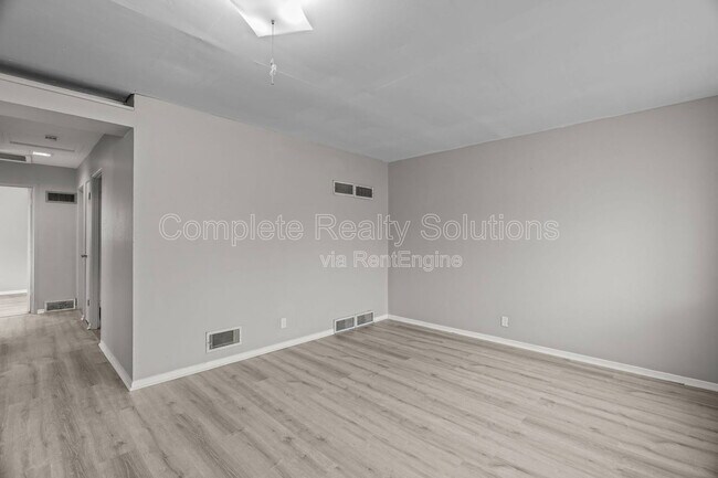 Building Photo - 10769 Spring Garden Dr