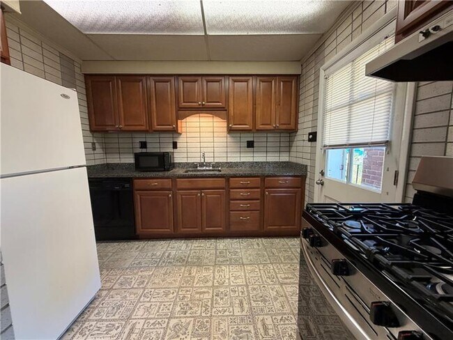 Building Photo - 735 Athalia St