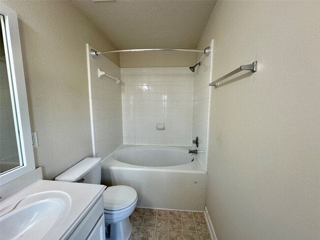 Building Photo - 20515 Hillsdale Park Dr