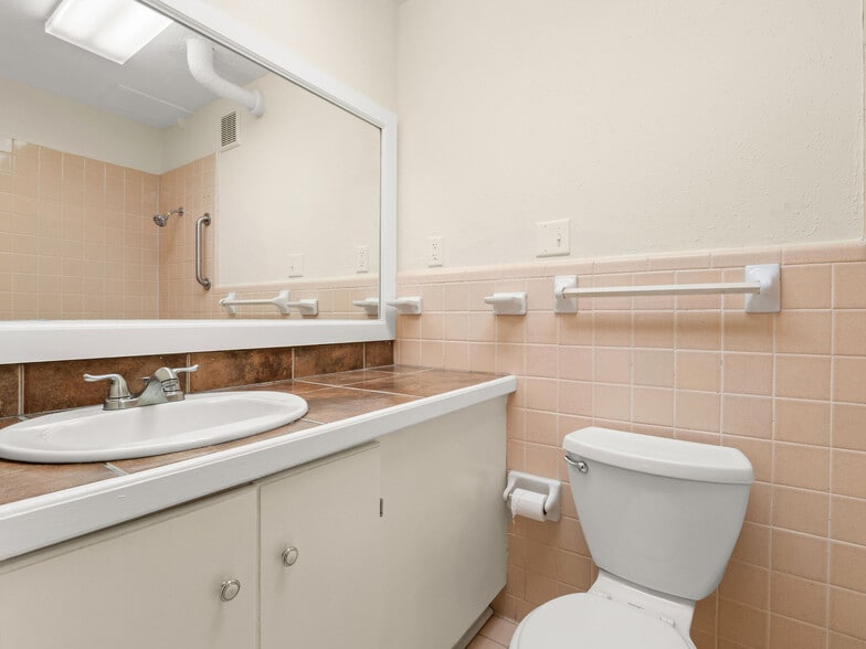 Building Photo - 710 Iris St