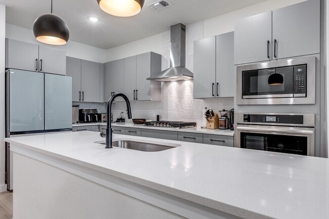 Building Photo - LUXURY 3-BEDROOM TOWNHOUSE AT GRAYSON HOUSE