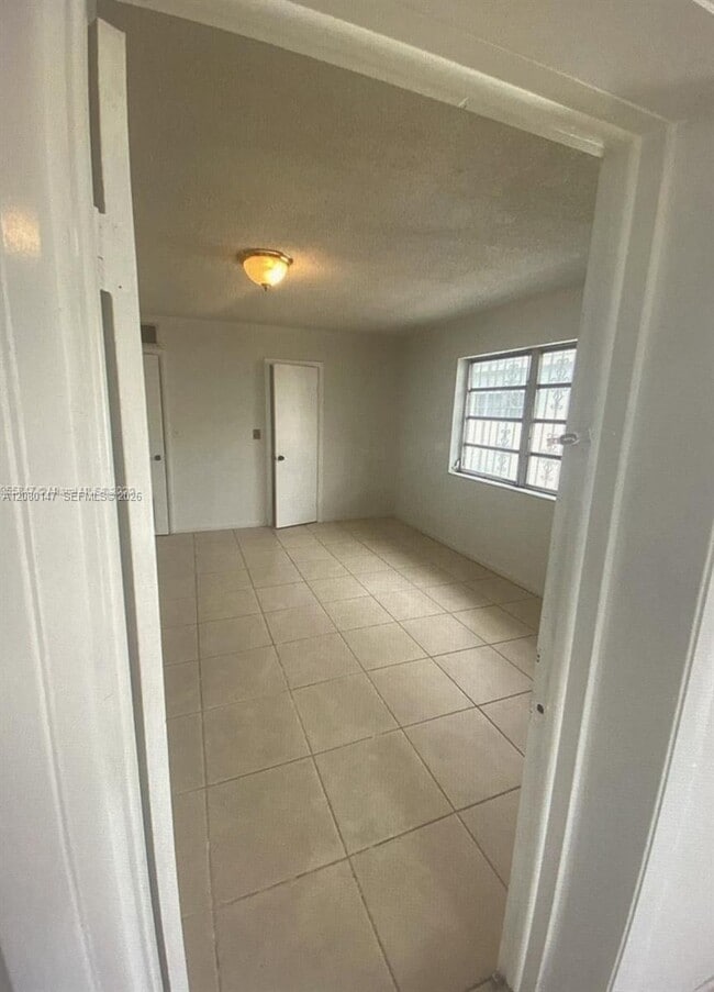Building Photo - 526 SW 64th Ave