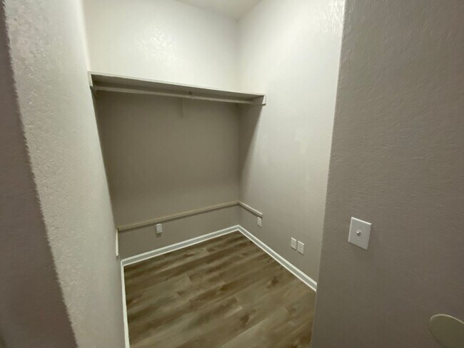Building Photo - 3/2 Single Story ~ Conveniently located to...