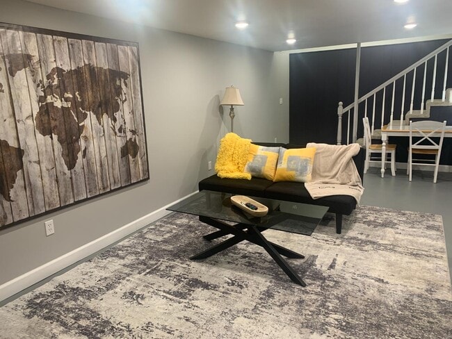 Building Photo - 2709 Highland Dr