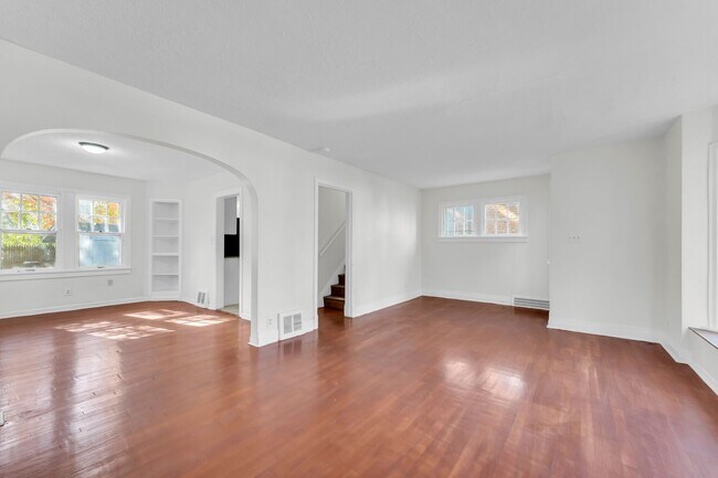 Building Photo - Beautiful Home in the Heart of Cleveland H...