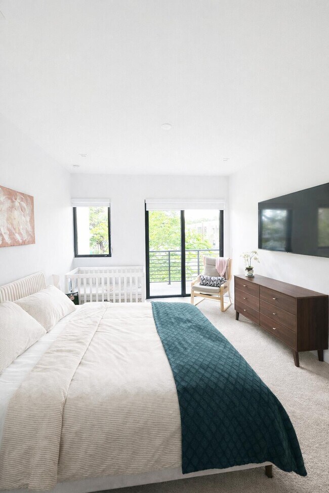 Building Photo - 4189 N Oak Pl