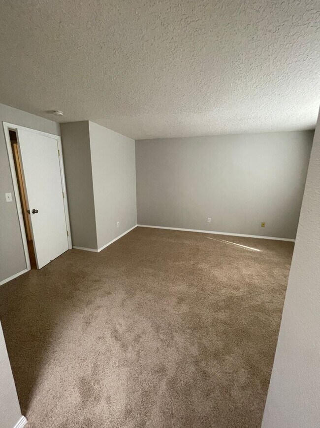 Building Photo - Great Bethany location 3 bedroom 2 bath