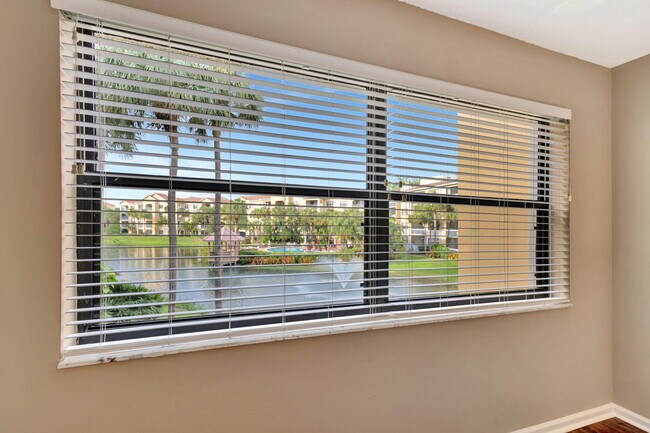 Building Photo - 600 Uno Lago Dr