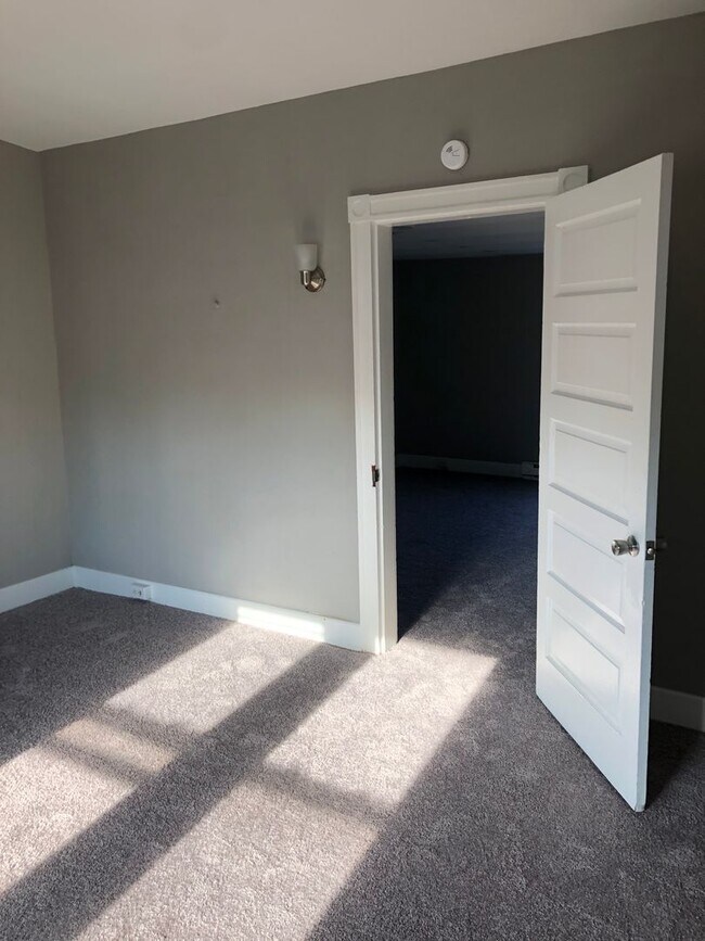 Building Photo - Cozy 4 Bedroom, 1 Bath Home in West York Schools!