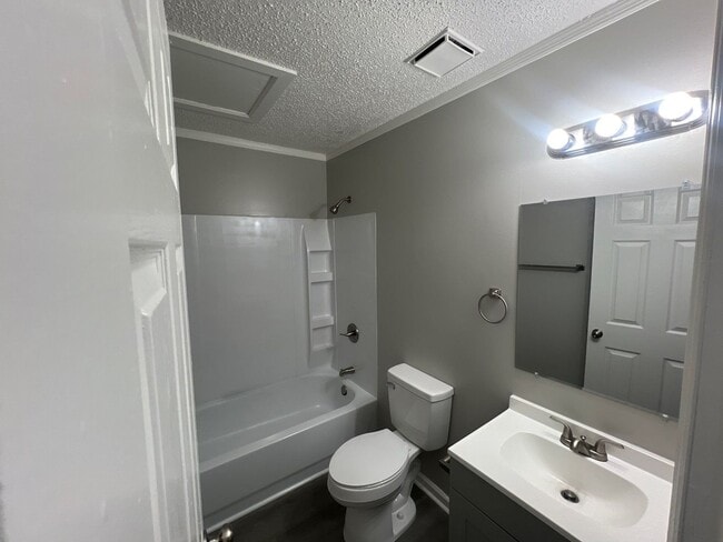 Building Photo - 2 Bedroom, 1 bath, 1 Story Duplex